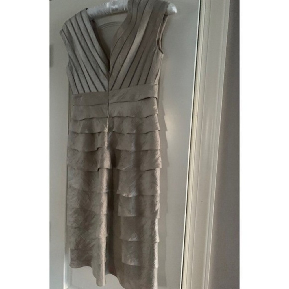 ADRIANNA PAPELL LADIES BEAUTIFUL CASCADING LAYERED SHEATH DRESS - SIZE 4 - Picture 7 of 14